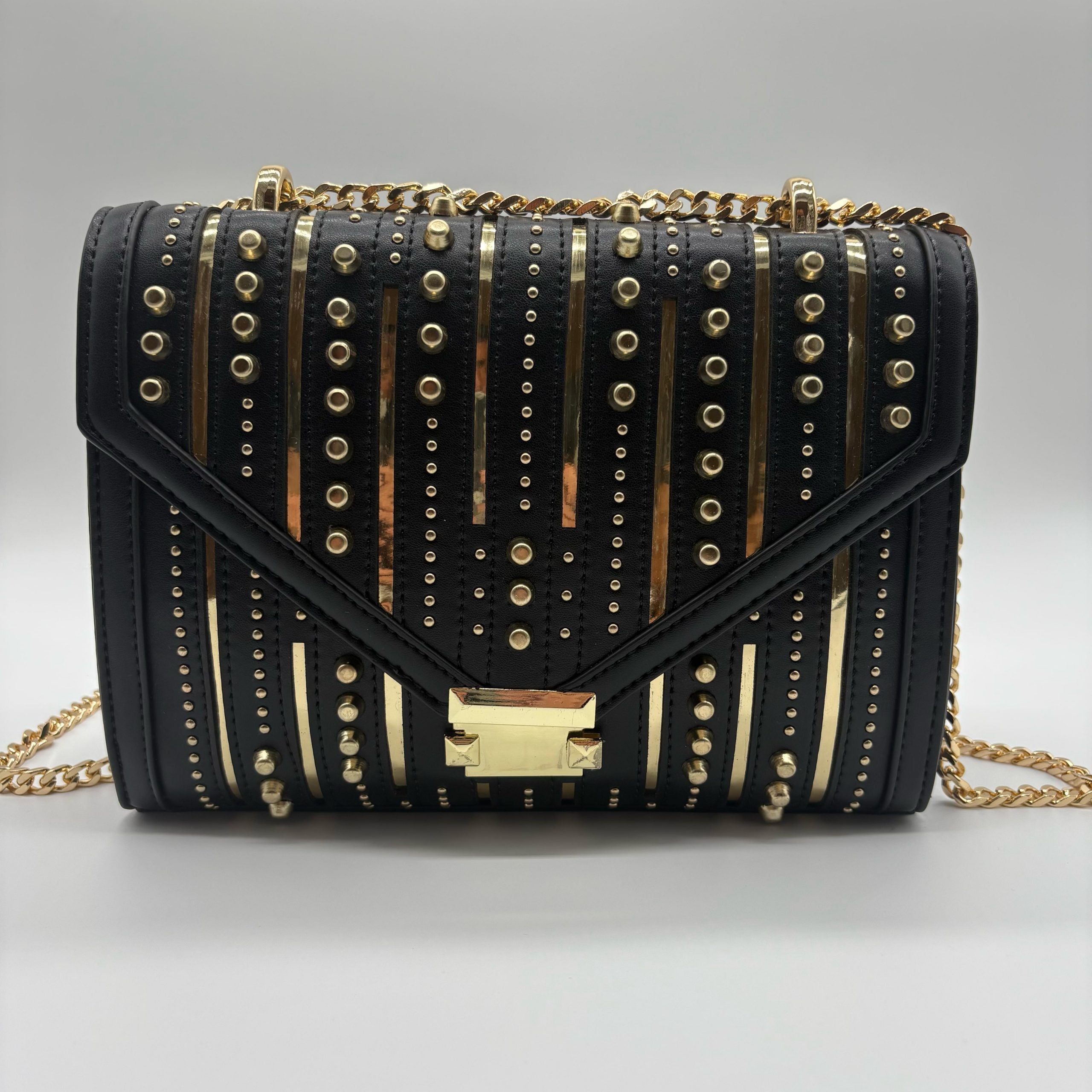 Bolso negro detalles apliques dorado 24cm* 9cm* 17cm C- 23197